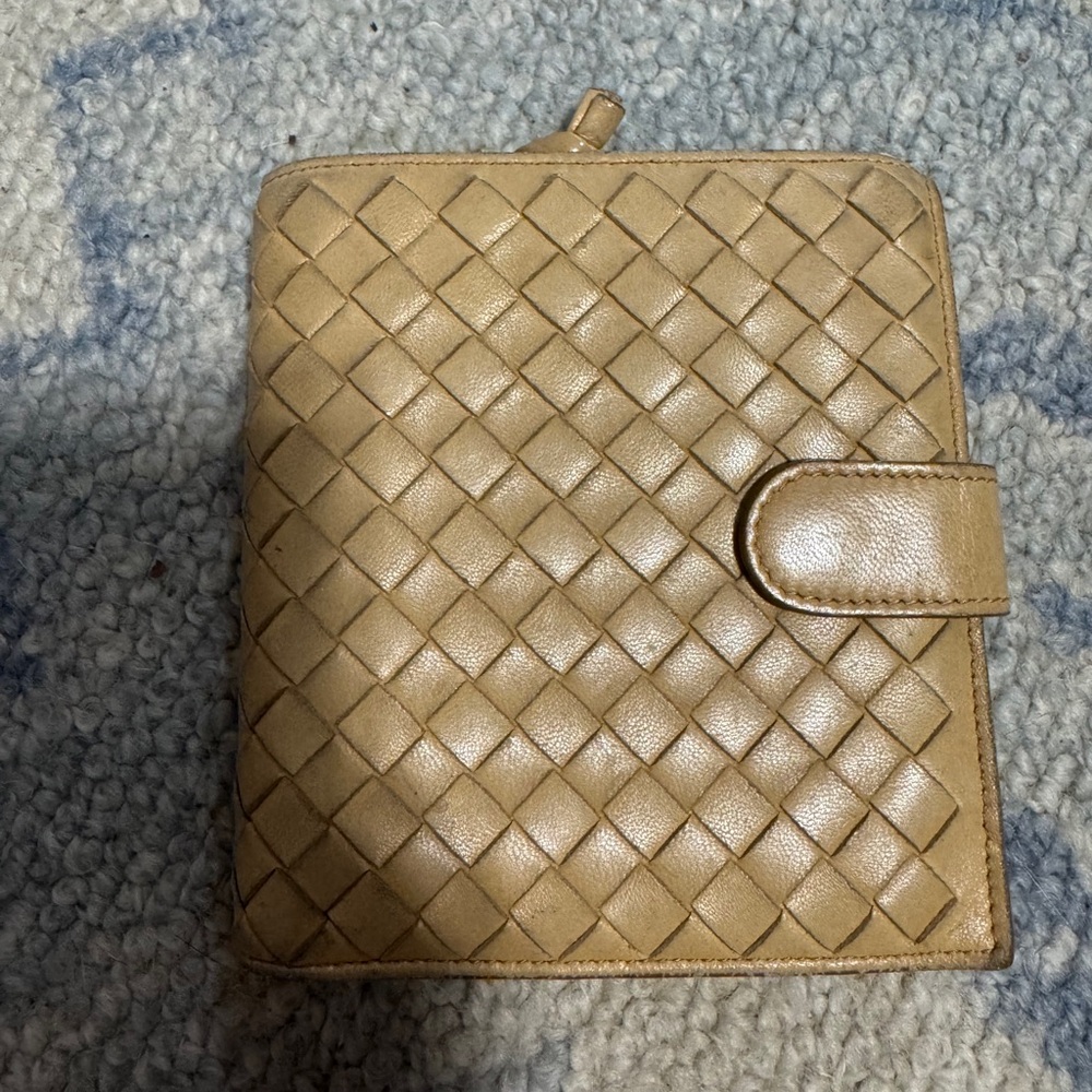 Bottega Veneta compact Beige Leather wallet in VGUC- leather is so soft!
